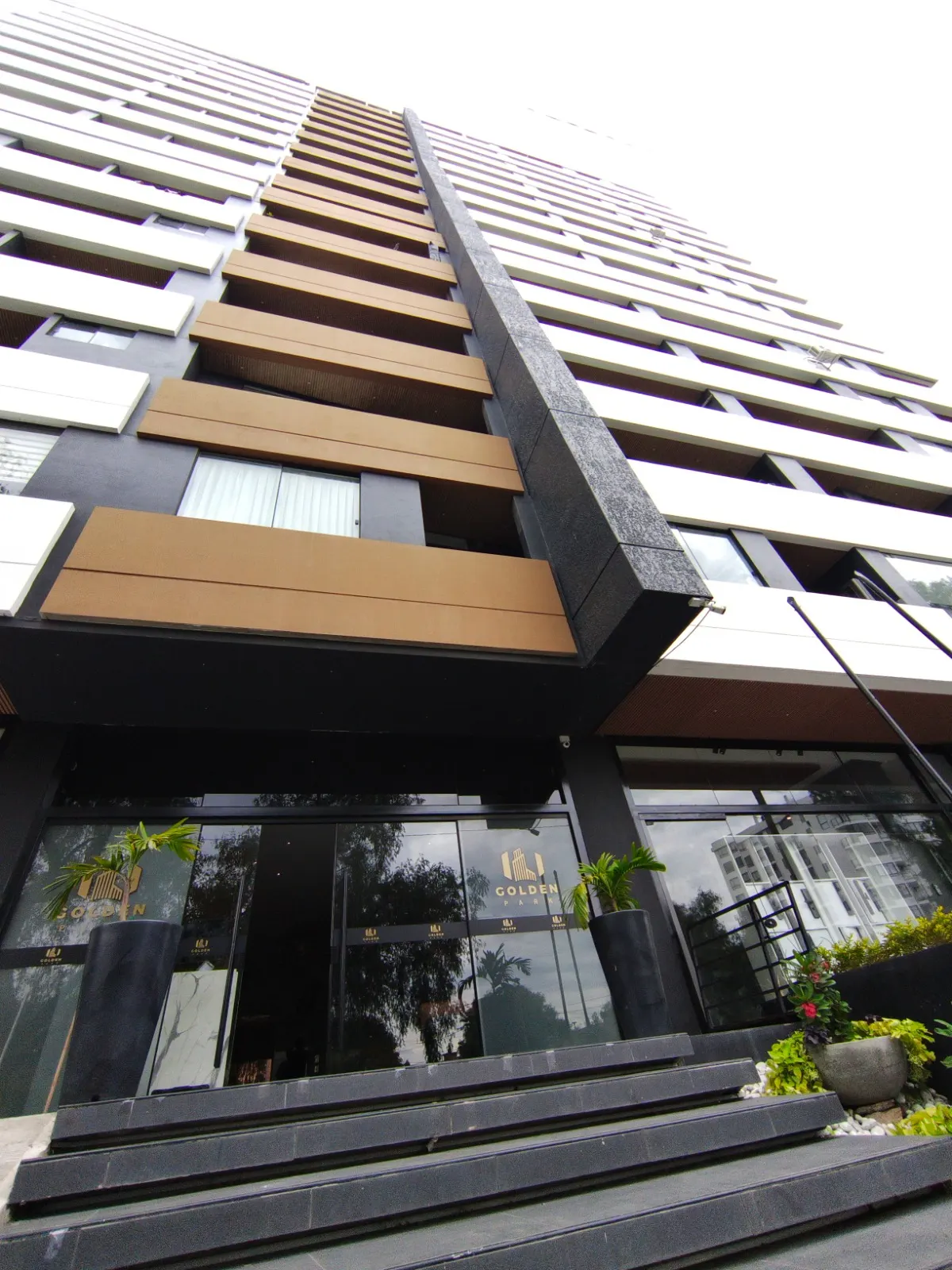 Fachada real del edificio Golden Park en Cochabamba