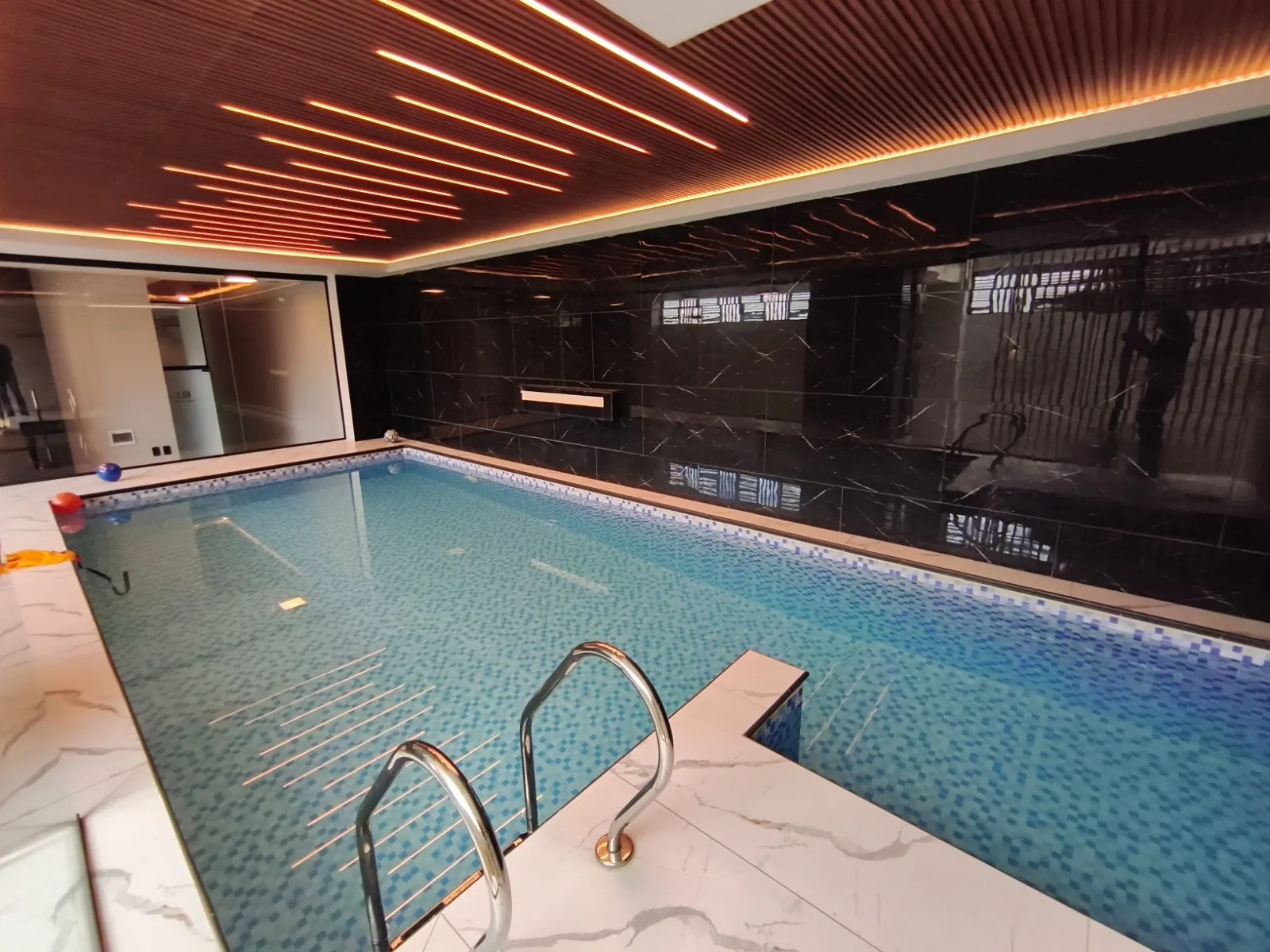 Piscina del edificio Golden Park